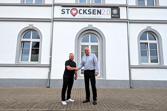 Fabian Fromm (li.) unterzeichnete mit B&uuml;rgermeister Steffen Grimm (re.) den Erbbaurechtsvertrag f&uuml;r das Klulbhaus Stocksen. (Foto: Janine Skara)