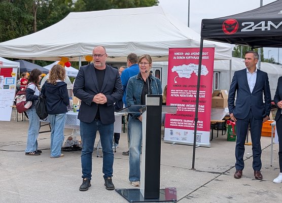 Erfinder des Revolution Trains, Pavel Tuma (links) freute sich &uuml;ber das gro&szlig;e Interesse seines Pr&auml;ventionsprojektes in Sondershausen. (Foto: Janine Skara)