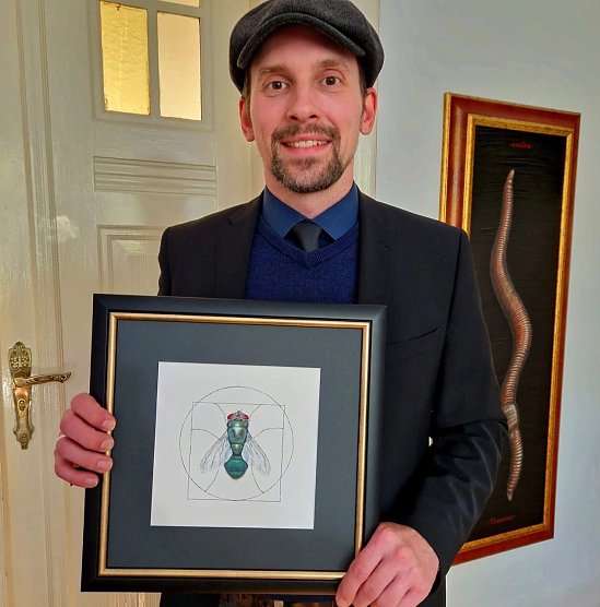 Künstler Jan Olschewski mit seinem Kunstwerk "Mehr Fliege wagen" (Foto: jan Olschewski (privat)) Künstler Jan Olschewski mit seinem Kunstwerk "Mehr Fliege wagen" (Foto: jan Olschewski (privat))