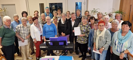 Fr&ouml;hliche Damen des Frankenh&auml;user Frauenchors (Foto: Katrin Milde)