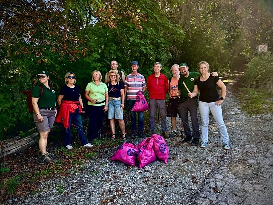 Gemeinsame Aktion für einen sauberen Wald (Foto: Uwe Lumm) Gemeinsame Aktion für einen sauberen Wald (Foto: Uwe Lumm)