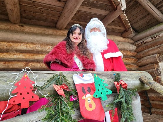 Weihnachtsmann und Blutbuchenkönigin (Foto: Uwe Lumm) Weihnachtsmann und Blutbuchenkönigin (Foto: Uwe Lumm)