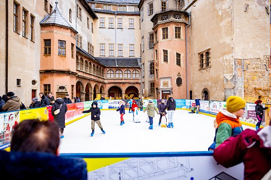 Auf dem Schlosshof in Sondershausen er&ouml;ffnet ab 30. November die Eisbahn. (Foto: Janine Skara)