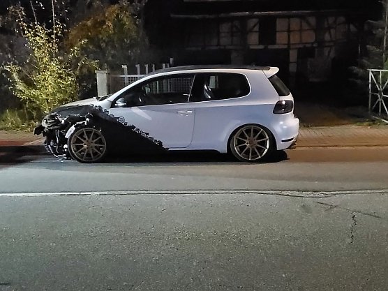 Unfallfahrzeug in Greußen (Foto: S. Dietzel) Unfallfahrzeug in Greußen (Foto: S. Dietzel)