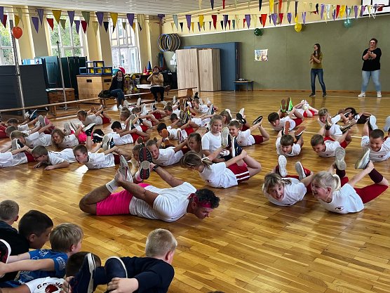 Let&acute;s dance for Kids � das coole Bewegungsprojekt mit Michael Hirschel in der Grundschule in Udersleben (Foto: Elisabeth Gattermann)