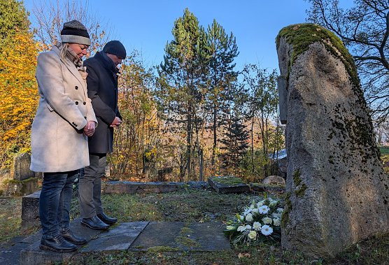 Schlossmuseumsleiterin Dr. Carolin Sch&auml;fer und B&uuml;rgermeister Steffen Grimm gedachten der Sondersh&auml;user Opfer der Reichspogromnacht von 1938. (Foto: Janine Skara)