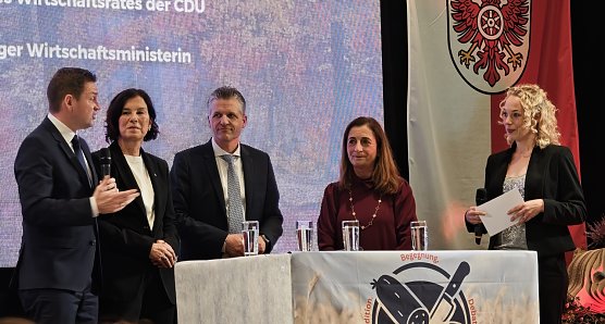 Kurze Talrunde. Von links: David Gregosz, Colette Boos-John, Astrid Hamker und die Moderatorin des Abends. (Foto: nnz)