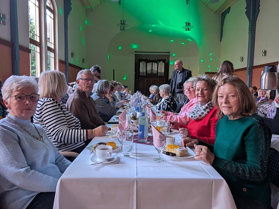 Bei Kaffee, Kuchen, Sekt und Kaltgetr&auml;nken genossen die Senioren der Stadt Sondershausen einen gem&uuml;tlichen Nachmittag (Foto: Janine Skara)