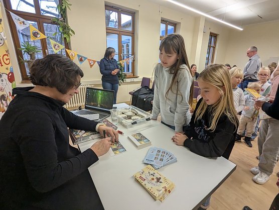      Junge Lese-Fans freuten sich nach der Buchlesung &uuml;ber Autogramme und Gespr&auml;che mit Suza Kolb.     (Foto: Janine Skara)