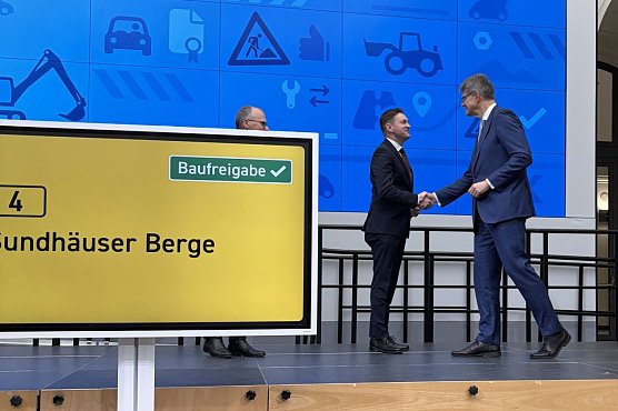 Verkehrsminister Patrick Schnieder gratuliert dem Bundestagsabgeordneten David Gregosz zu Baufreigabe und Verf&uuml;gbarmachung millionenschwerer�Finanzmittel. (Foto: privat)
