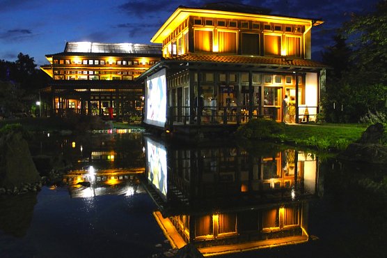 Lichterglanz im Japanischen Garten (Foto: Eva Maria Wiegand) Lichterglanz im Japanischen Garten (Foto: Eva Maria Wiegand)