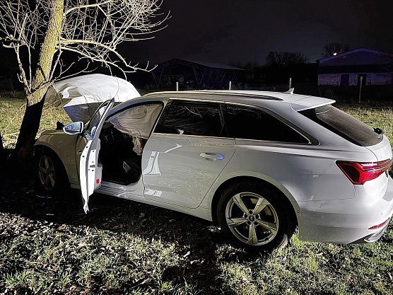Pkw kollidierte bei Ebeleben mit einem Baum (Foto: Feuerwehr Ebeleben/Silvio Dietzel)