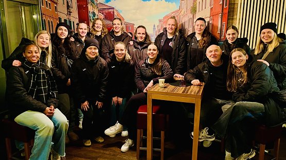 Sie THC-Damen mit ihrem Coach w&auml;hrend der Autogrammstunde im Pavillon der Villa Italia (Foto: Eva Maria Wiegand)