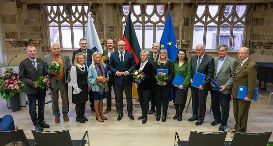 v.re.n.li Roland Herz,  Eberhard Neuse, (Susanne Chmell, TVO), Thomas Krau&szlig;e, Christiane Weber, Ronny St&auml;rker, (MP), Dr. Erika Berger, Manfred Weidauer, Janina Geiler, Jana Fliedner,  Burkhard Schlott,  Thomas Schenke, Klaus Enkelmann. Mitte Ministerpr&auml;sident Mario Voigt (Foto: Th&uuml;ringer Staatskanzlei)