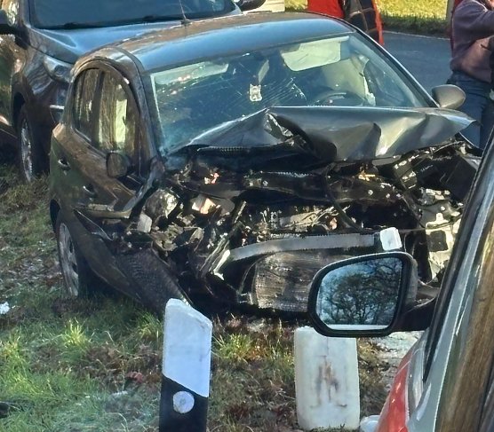 Schwerer Verkehrsunfall mit mehreren Verletzten zwischen Hachelbich und Bendeleben (Foto: Silvio Dietzel)