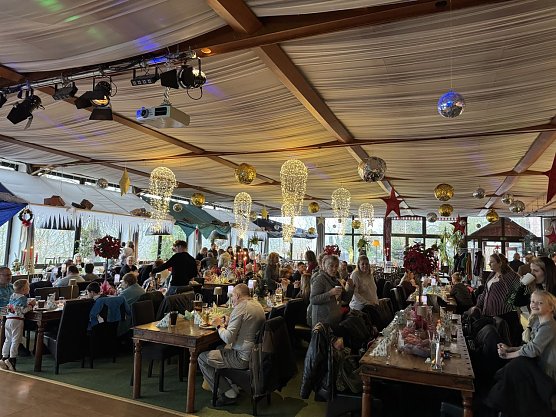 Pflegefamilien-Treff im Burghof (Foto: Pressestelle Landratsamt) Pflegefamilien-Treff im Burghof (Foto: Pressestelle Landratsamt)