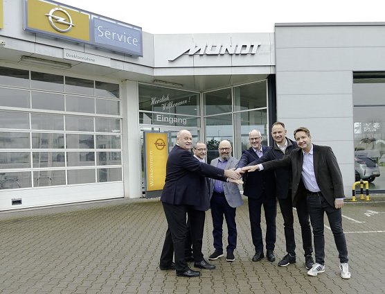 Von links: Helmut Peter (Inhaber & Gesch&auml;ftsf&uuml;hrer / Autohaus Peter Gruppe), Falk Kirsche (Gesellschafter / Autohaus Mundt), Matthias Mundt (Gesellschafter / Autohaus Mundt), Detlef G&uuml;nter (Gesellschafter / Autohaus Mundt), Andreas Peter (Inhaber & Gesch&auml;ftsf&uuml;hrer / Autohaus Peter Gruppe), Alexander K&auml;stner (Gesch&auml;ftsf&uuml;hrer / Automobile Peter GmbH) (Foto: AHP)