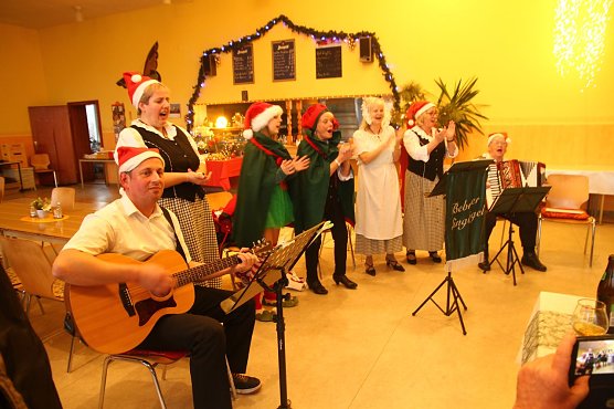 Weihnachtsfeier mit den Bebraer Singvögeln. (Foto: Günter Herting) Weihnachtsfeier mit den Bebraer Singvögeln. (Foto: Günter Herting)