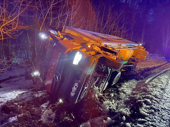 Der Lkw kippt im Stra&szlig;engraben um.  (Foto: S. Dietzel)