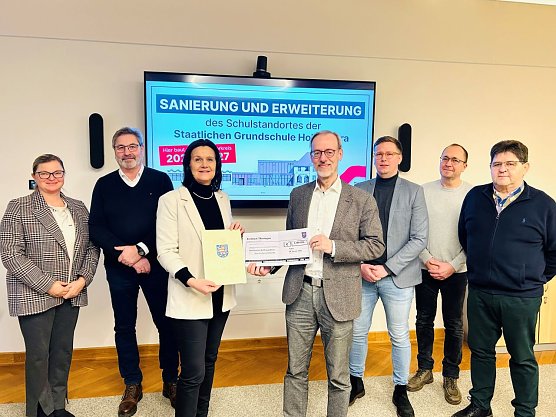 Nadine Hampel, Dezernentin, Raimund Scheja, 1. Kreisbeigeordneter, Landr&auml;tin Antje Hochwind-Schneider, Dr. Martin Gude, Abteilungsleiter Ministerium f&uuml;r Digitales und Infrastruktur, Marcel Gr&uuml;newald, Dezernent, Nikolai Stra&szlig;berger, Bauleiter, und , Thomas Gehlhaar, 2. Kreisbeigeordneter (von links nach rechts).    (Foto: Andrea Hellmann)