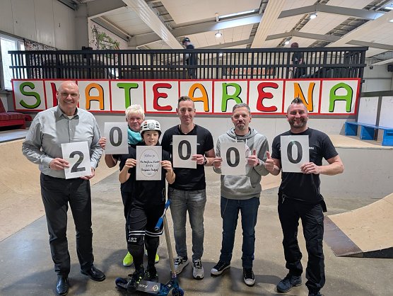 Benjamin Landgraf (3.v.li), zusammen mit B&uuml;rgermeister Steffen Grimm (li.), seinem Papa (2.v.re.), Toni M&uuml;hlhans (re.) und dem Team der Skate Arena.  (Foto: Janine Skara)