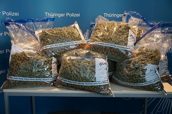 Rund 50 der insgesamt 140 Kilogramm Marihuana präsentierte die Polizei. (Foto: ssc) Rund 50 der insgesamt 140 Kilogramm Marihuana präsentierte die Polizei. (Foto: ssc)