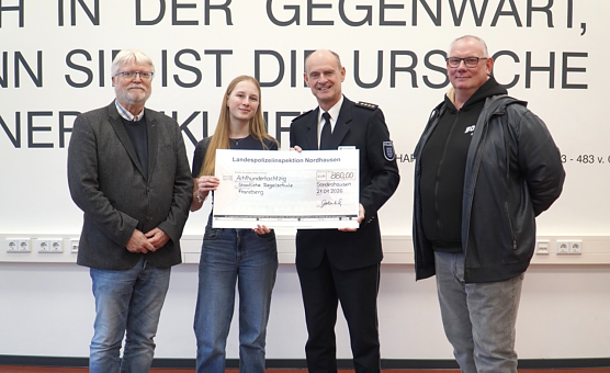 Polizeidirektor Matthias Bollenbach &uuml;bergibt den symbolischen Scheck an Sch&uuml;lersprecherin Carlotta Siegmann. (Foto: LPI Nordhausen)