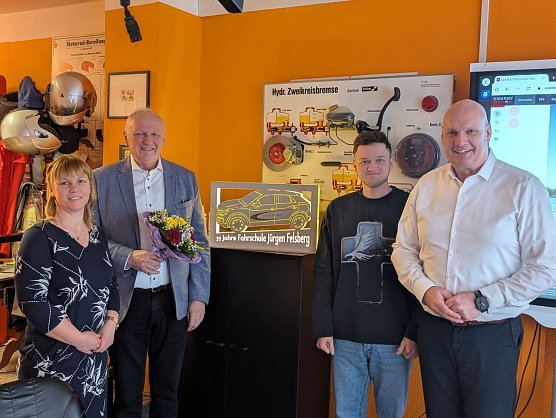 Zum 35. Firmenjubil&auml;um gratulierten B&uuml;rgermeister Steffen Grimm (re.) und Citymanagerin Kathrin Kilian (li.) Gesch&auml;ftsinhaber J&uuml;rgen Felsberg (2.v.li.) und Sohn Paul Felsberg (2.v.re.). (Foto: Janine Skara)