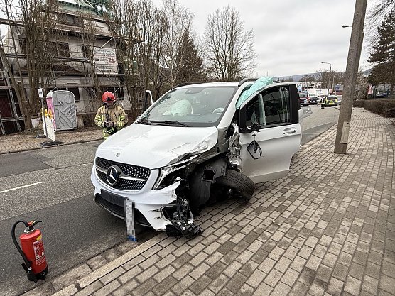 Der Mercesbus geriet aus bisher ungekl&auml;rter Ursache auf die Gegengfahrbahn.  (Foto: Silvio Dietzel)