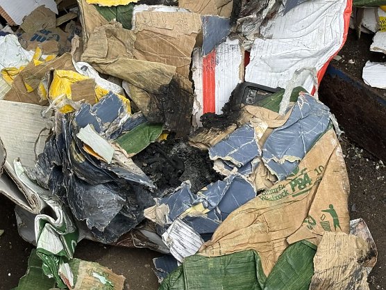 Feuerwehreinsatz an einer Papierpresse (Foto: S. Dietzel) Feuerwehreinsatz an einer Papierpresse (Foto: S. Dietzel)