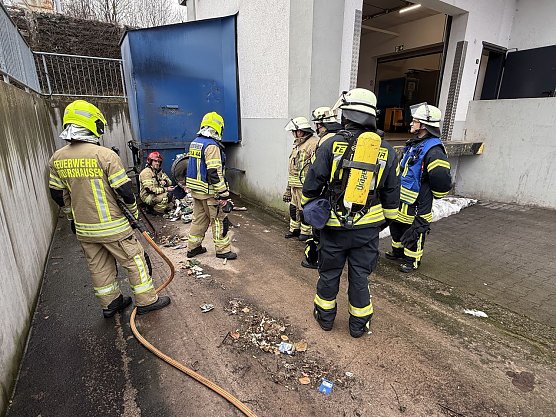 Feuerwehreinsatz an einer Papierpresse (Foto: S. Dietzel) Feuerwehreinsatz an einer Papierpresse (Foto: S. Dietzel)