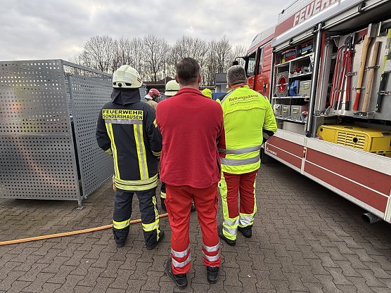 Feuerwehreinsatz an einer Papierpresse (Foto: S. Dietzel) Feuerwehreinsatz an einer Papierpresse (Foto: S. Dietzel)