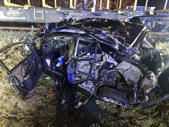 Der Nissan wurde bei dem Zusammensto&szlig; schwer zerst&ouml;rt.  (Foto: Silvio Dietzel)