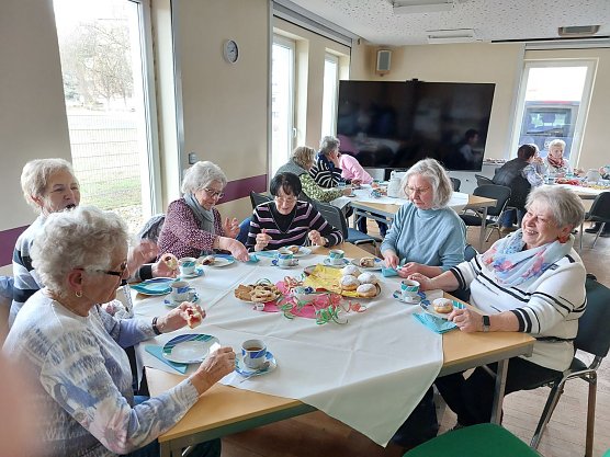 Kaffee und Kuchen gab es bei den DRK-Senioren. (Foto: Wolfgang Dittrich) Kaffee und Kuchen gab es bei den DRK-Senioren. (Foto: Wolfgang Dittrich)