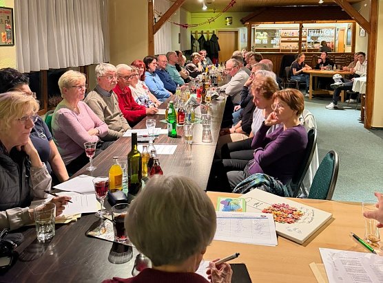 Vereinsversammlung im Jugendclub in Bretleben. (Foto: Elke-Maria Pötzschke) Vereinsversammlung im Jugendclub in Bretleben. (Foto: Elke-Maria Pötzschke)