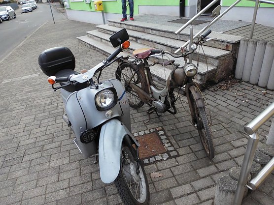 Zwei Vereinsfreunde kamen auf alten Maschinen. (Foto: Ulrich Reinboth)