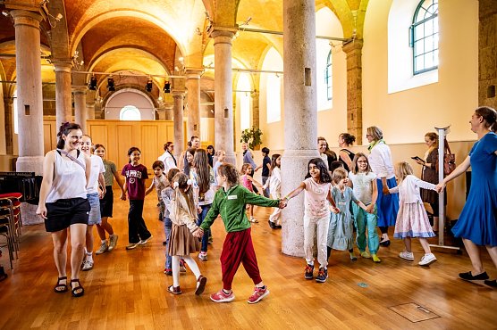 Wie Erzieherpersonal Musik in den Kindergartenalltag einbauen kann, lernen sie in der Fortbildung in Sondershausen.  (Foto: Adrian Liebau)