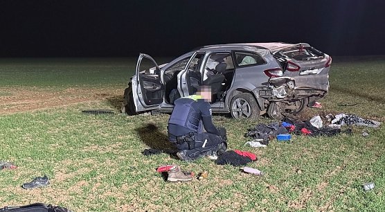 Unfallfahrzeug und verstreute Gegenst&auml;nde auf dem Feld (Foto: S. Dietzel)