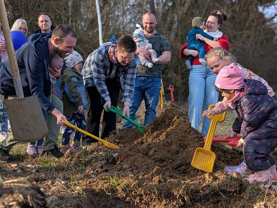 Gemeinsam f&uuml;r ihre Zukunft in Sondershausen: Eltern und Geschwister packten tatkr&auml;ftig beim Einpflanzen der Babyb&auml;ume an.  (Foto: Janine Skara)