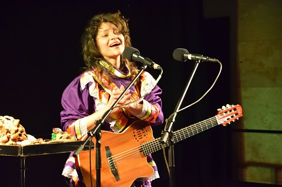 Maria-Moctezuma singt  am Panorama-Museum (Foto: Fred B&ouml;hme)
