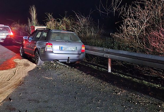 Die Fahrt endete in der Leitplanke.  (Foto: Silvio Dietzel)