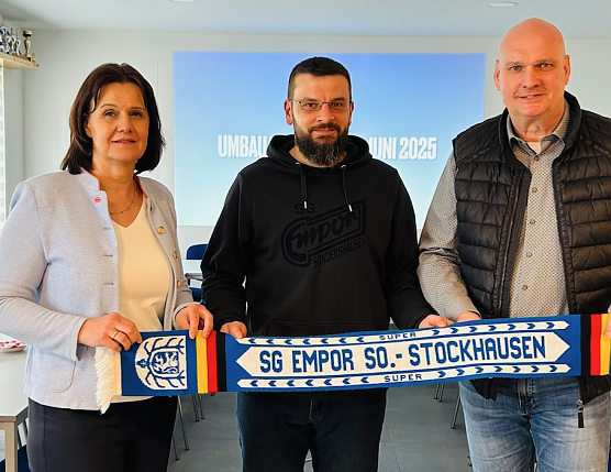 Freuen sich &uuml;ber die Fertigstellung des Sportlerheims der SG Empor Sondershausen (v.l.n.r.): Landr&auml;tin Antje Hochwind-Schneider, Vereinsvorsitzender Dominik Ratajczak und B&uuml;rgermeister Steffen Grimm.  (Foto: Landratsamt Kyffh&auml;userkreis)