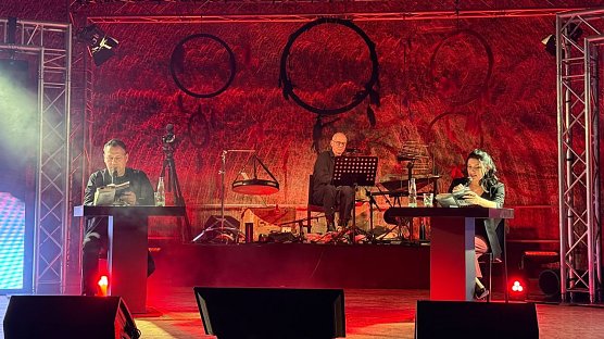 Die beiden Star-Autoren Sebastian Fitzek (links) und Annika Strauss (rechts) lasen aus ihrem neuen Horrorthriller REM.  (Foto: Janine Skara)