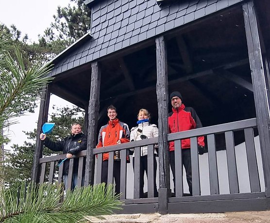 Das Reinigungsteam des DLRG an der Wanderh&uuml;tte. (Foto: Peter Ke&szlig;ler)