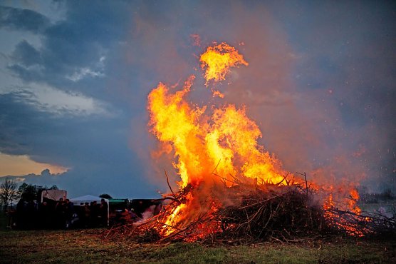 Osterfeuer können für Tiere zur Todesfalle werden (Foto: Jan Piecha/NABU) Osterfeuer können für Tiere zur Todesfalle werden (Foto: Jan Piecha/NABU)