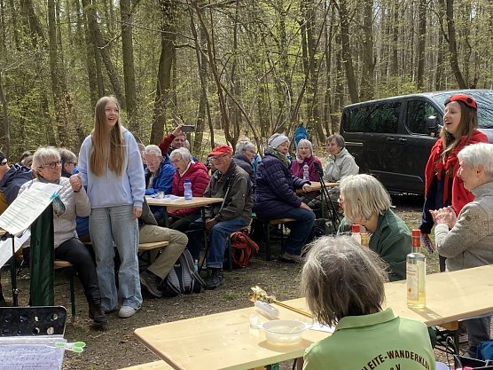 Mitten im Wald wurde gefeiert. (Foto: Wolfgang Lehmann) Mitten im Wald wurde gefeiert. (Foto: Wolfgang Lehmann)