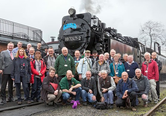 The Snowdonian im Harz: Im April 2015 war eine Delegation der der Ffestiniog & Welsh Highland Railways bei der HSB zu Besuch. Geschm&uuml;ckt mit dem markanten blauen Waliser Lokschild ging es auf Erkundungsfahrt durch den Harz. (Foto: HSB/Dirk Bahnsen)
