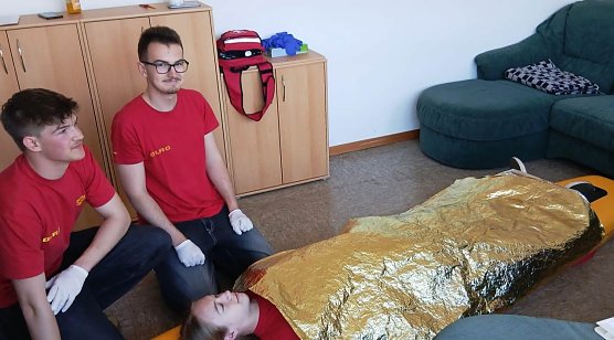 Einsatzvorbereitungen der Rettungsschwimmer der DLRG OG Kyffh&auml;user. (Foto: Peter Ke&szlig;ler)