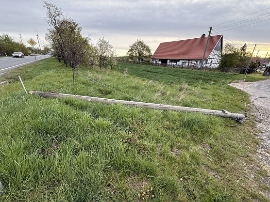 Ein Lkw wird den Telefonmasten vermutlich umgefahren haben (Foto: S. Dietzel)