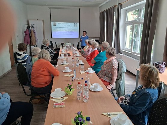 Edith Baars berichtete im Seniorenclub in Jecha &uuml;ber das Leben von Sondershausens letzter F&uuml;rstin. (Foto: Gudrun Dittrich)